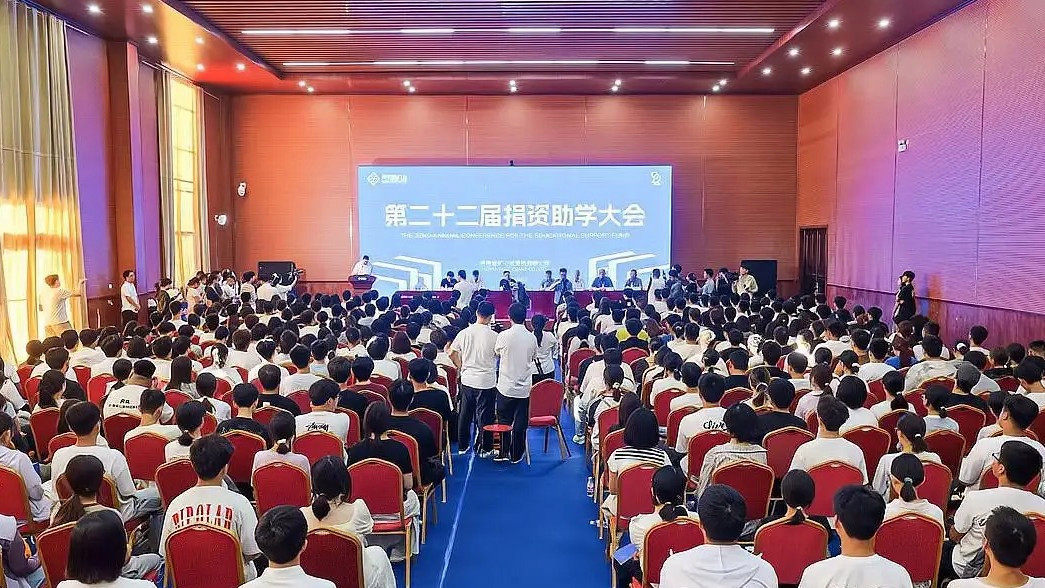 “最爱发钱老板”连续23年资助贫困生热搜配图